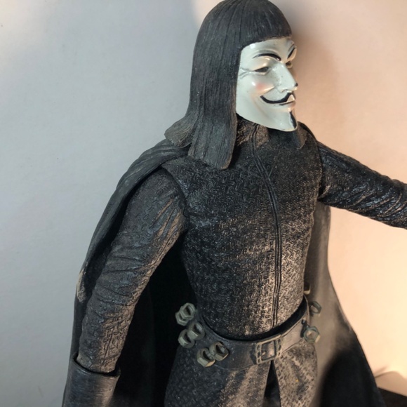 12” NECA V for Vendetta action figure (missing hands & daggers 🗡️ - Picture 11 of 12